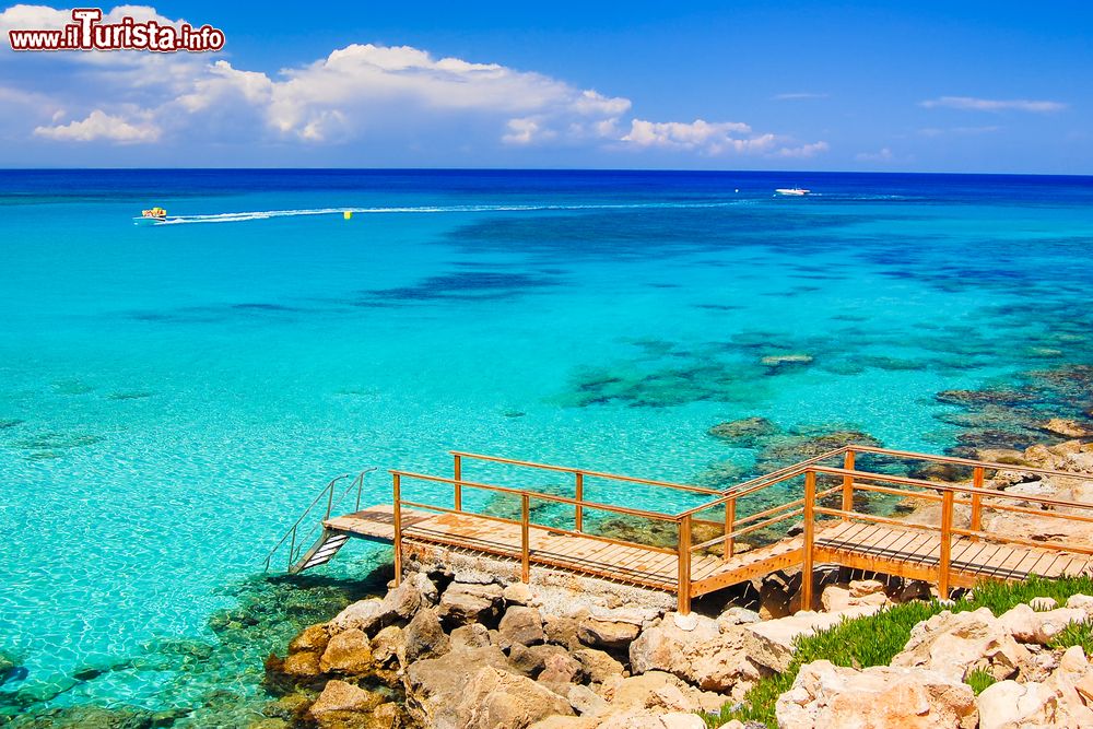 Immagine Passerella in legno con gradini sul mare nei pressi di Protaras, isola di Cipro.