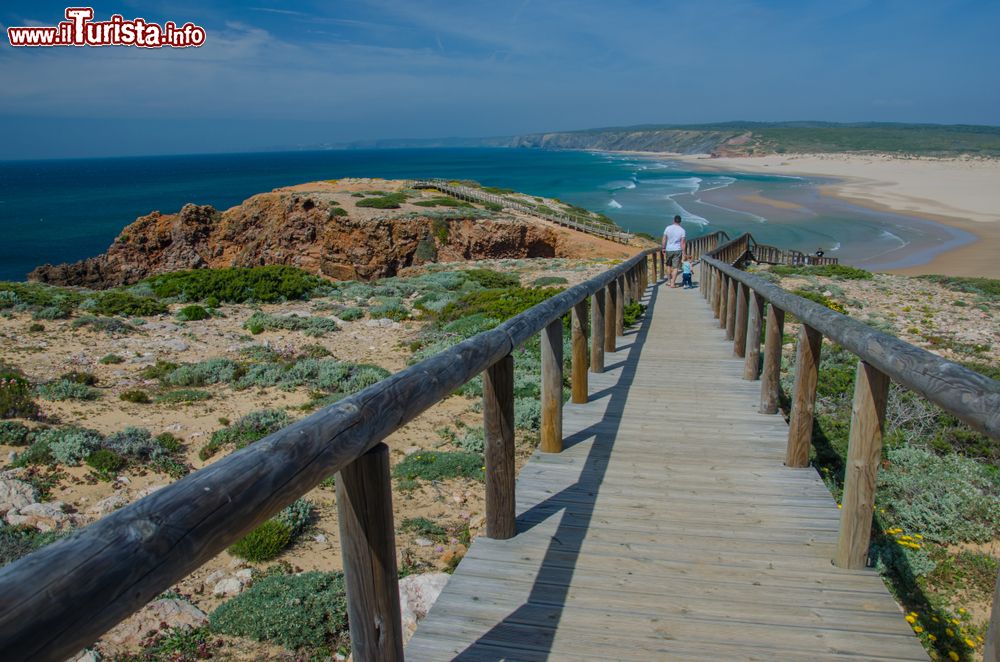 Immagine Passerella in legno per raggiungere la spiaggia di Bordeira nei pressi di Carrapateira, Algarve.