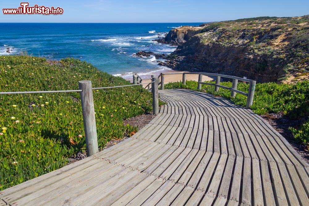 Immagine Passerella in legno su una spiaggia di Almograve, vicino a Odemira, Portogallo.