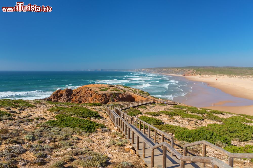 Immagine Passerella in legno sulla spiaggia di Amoreira nel distretto di Aljezur, Portogallo. Una comoda passeggiata permette di non mettere in pericolo l'ecosistema di questo paradiso naturale.