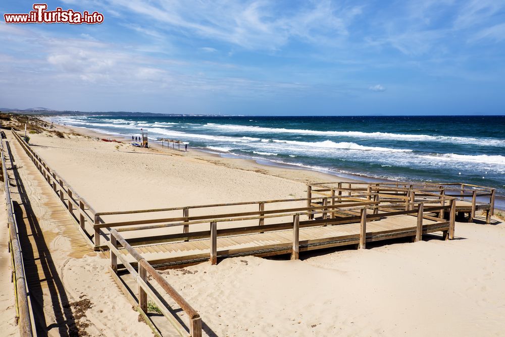 Immagine Passerella per portatori di disabilità motorie nella spiaggia di Marina di Sorso, costa della Sardegna.