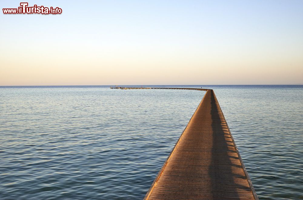 Immagine La lunga passerella dello Sheraton Soma Bay Resort che si soinge fino all'estremità della barriera corallina. Siamo sul Mar Rosso, in Egitto - foto © Sheraton Soma Bay