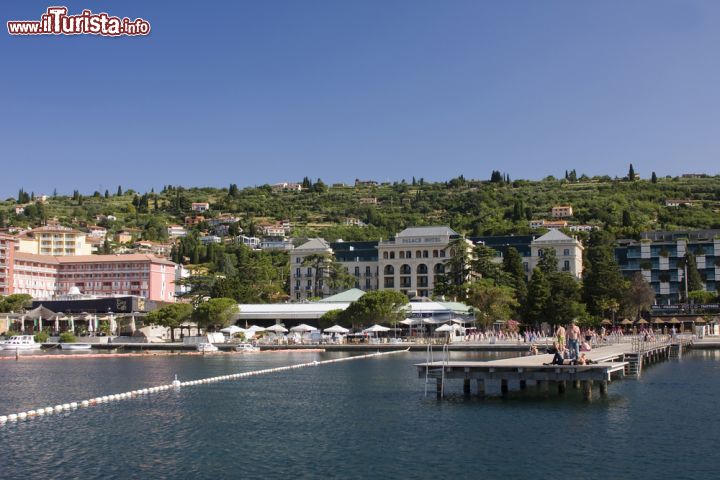 Immagine La passerella sull'acqua davanti alla spiaggia di Portorose (Slovenia). Siamo nel comune di Piran (Pirano), lungo la costa adriatica - foto © Andreas R.