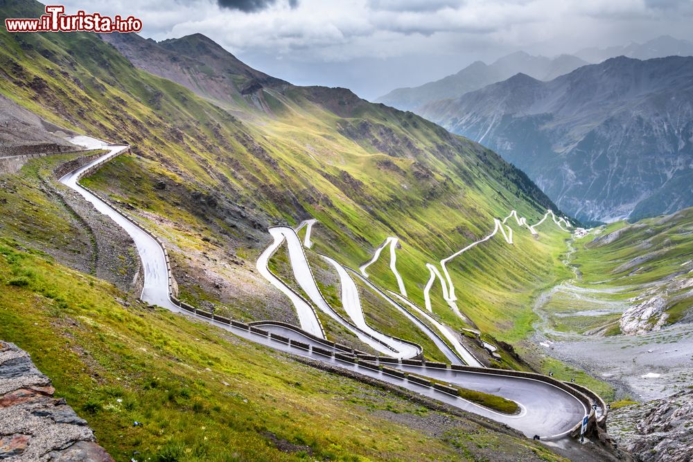 Immagine Passo dello Stelvio: i tornanti della montagna in una giornata di pioggia.