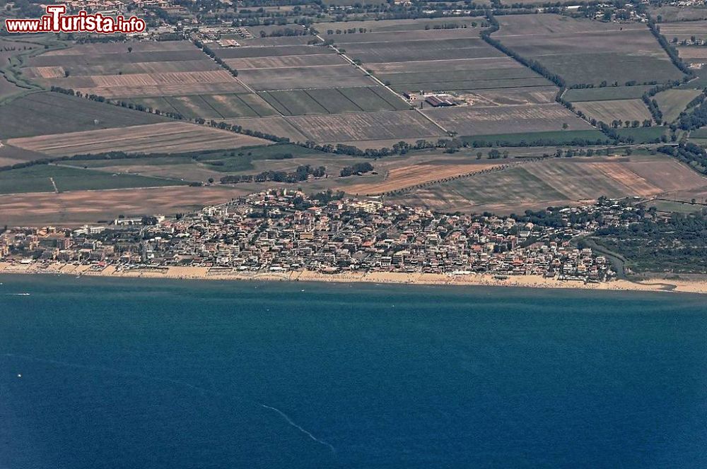 Immagine Passoscuro e la sua spiaggia, costa del Lazio, il mare vicino a Roma nel comune di FIumicino - © Ra Boe, CC BY-SA 3.0 de, Wikipedia