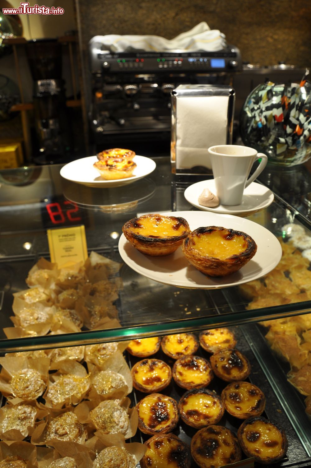 Immagine Pasteis de Nata, i pasticciotti alla crema in una cafeteria di Alcobaça in Portogallo