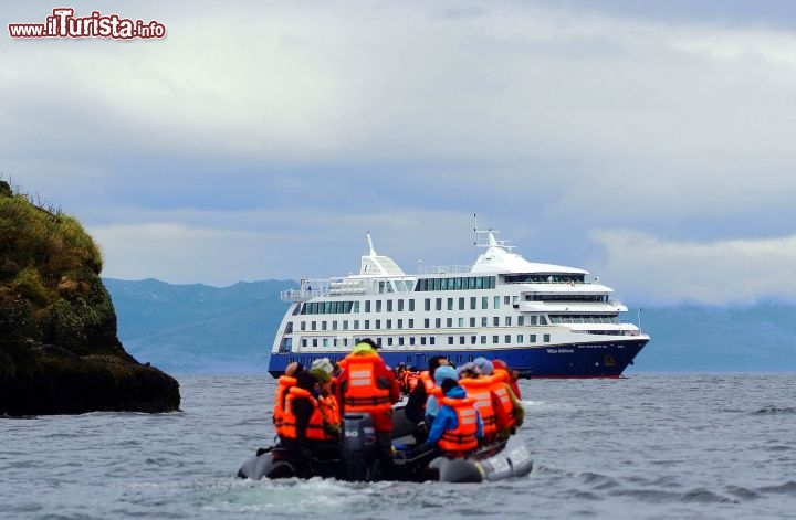 Immagine Patagonia: sul versante argentino sono frequenti le crociere con incluse le  escursioni barche e gommone per raggiungere i siti più remoti -  Foto di Giulio Badini i Viaggi di Maurizio Levi 