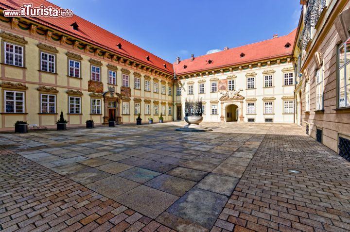 Immagine Patio e cortile del nuovo Palazzo Municipale di Brno, Repubblica Ceca. Si trova in Piazza dei Domenicani ed è in stile barocco. Sede del Municipio, ospita inoltre eventi culturali, mostre ed esposizioni - © 73983718 / Shutterstock.com