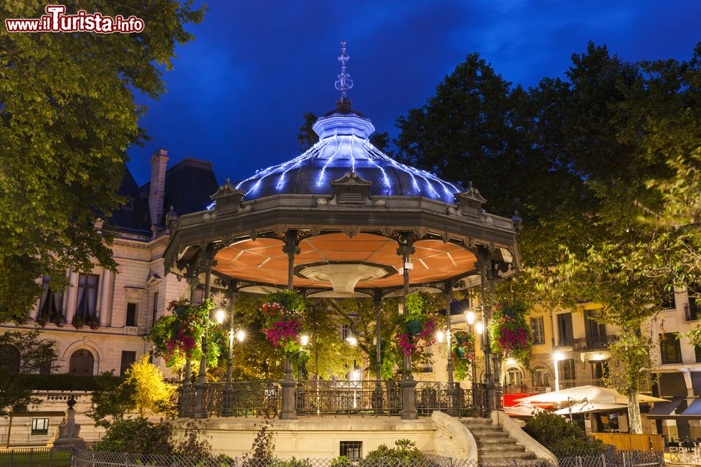 Immagine Patio per la musica nel centro di Saint-Etienne, Francia, illuminato di sera.
