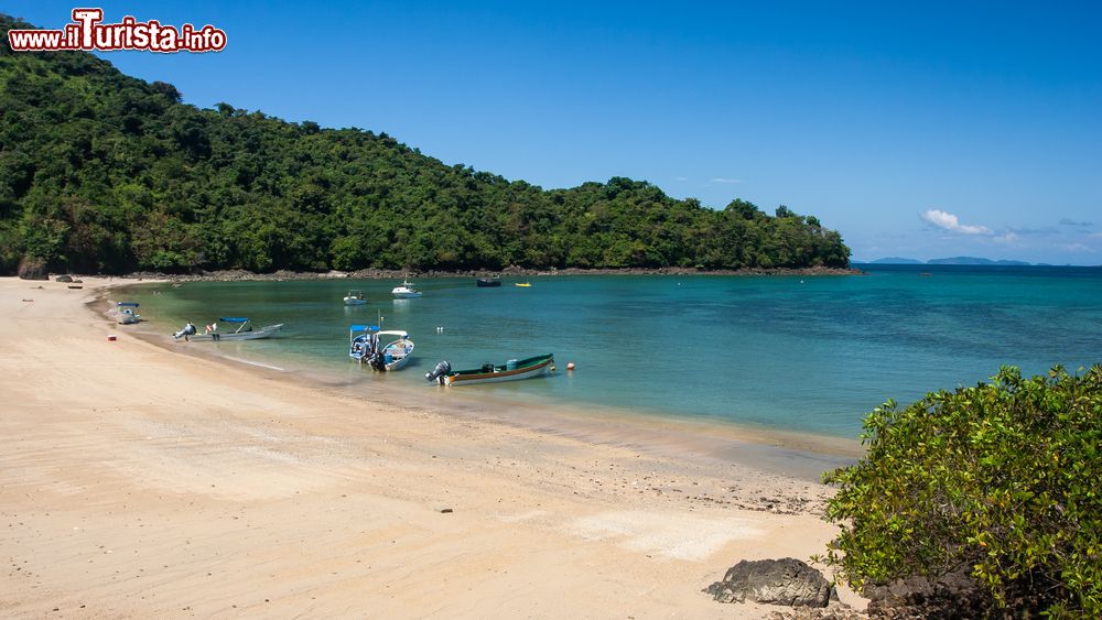 Immagine Patrimonio dell'Umanità per l'isola di Coiba, Panama. L'ecosistema marino è caratterizzato da barriere coralline poco profonde.