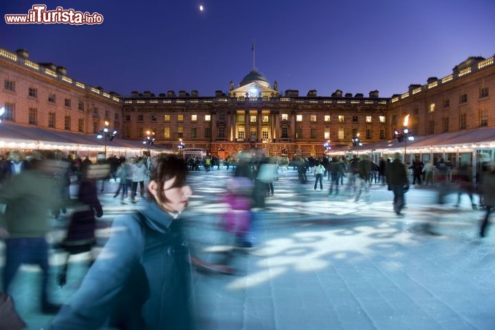 Immagine Pattinaggio sul ghiaccio alla Somerset House di Londra, Inghilterra. L'imponente edificio affacciati sul Tamigi, a est di Waterloo Bridge, è anche scenario di una bella pista di pattinaggio allestita durante il periodo natalizio - visitlondonimages/ britainonview/ Stephen McLaren