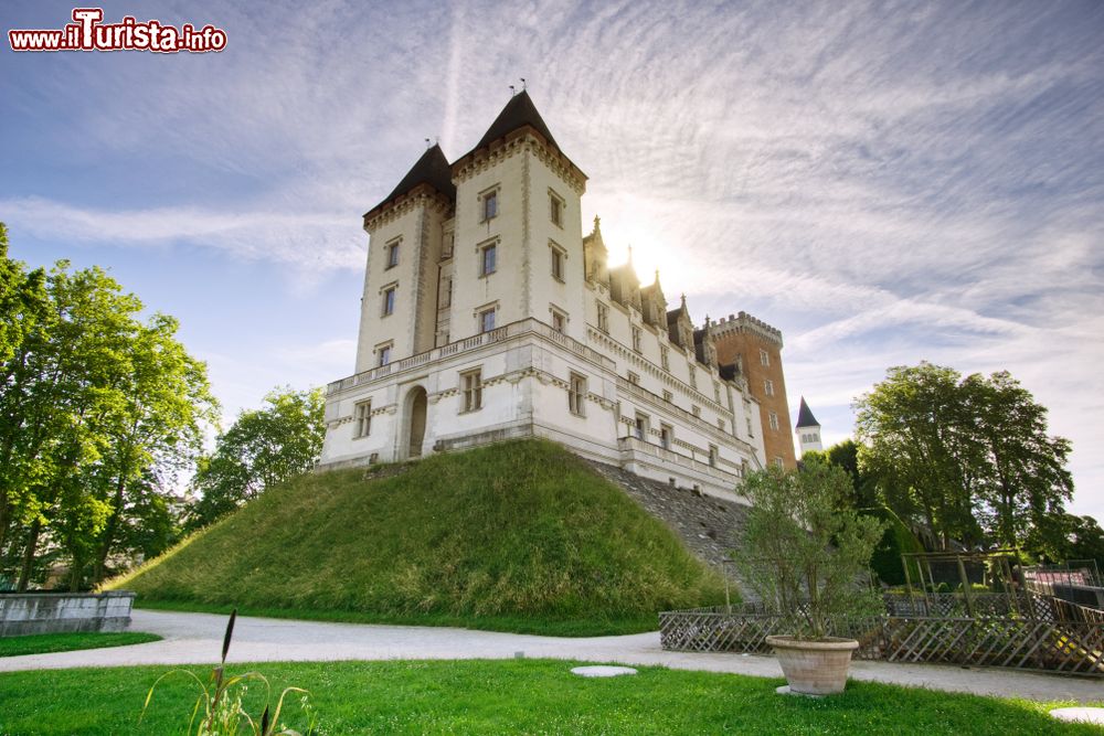 Immagine Pau, Francia: una suggestiva veduta del castello situato ai piedi dei Pirenei.