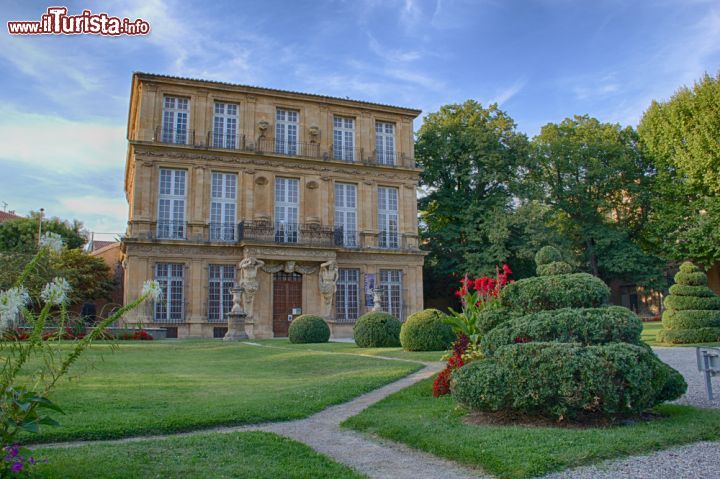 Immagine Pavillion de Vendome ad Aix-en-Provence, Francia - Considerata una delle più seducenti follie ereditate dal Grande Secolo, Pavillion Vendome fu costruito per volere di Louis de Mercoeur, duca di Vendome, per ospitare la sua storia d'amore con Lucrèce de Forbin Solliès detta "la Belle du Canet". Circondato da un sontuoso giardino alla francese, la facciata principale dell'edificio sovrappone i tre ordini classici ed è decorata con varie raffigurazioni fra cui una maschera che presenterebbe, secondo quanto riportato dalla tradizione, i lineamenti della donna. Dal 1990 Pavillion de Vendome ospita numerose mostre di arte moderna e contemporanea oltre a collezioni di ritratti dei secoli XVII° e XVIII° e mobilio provenzale © Luca Quadrio/ Shutterstock.com