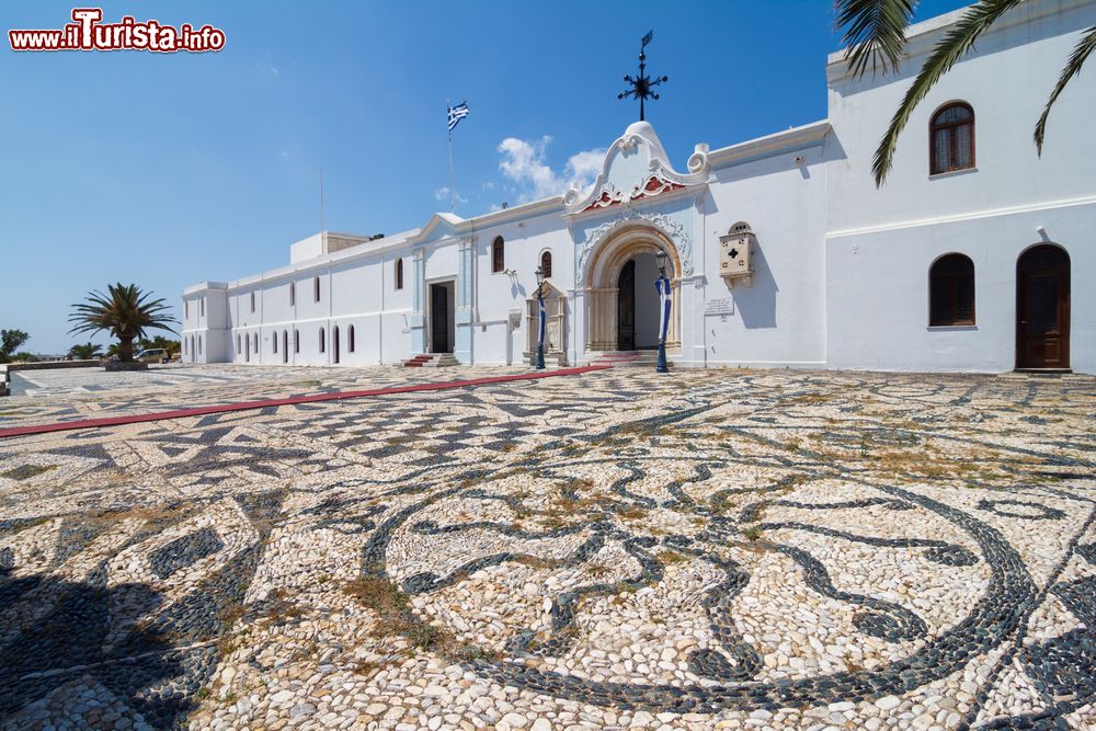 Immagine Pavimentazione a mosaico nel segrato di una chiesa a Tino, Grecia.