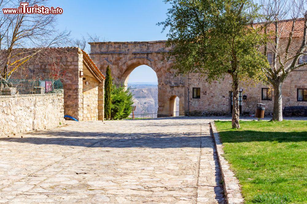 Immagine Pavimentazione in pietra nel centro storico di Medinaceli, provincia di Soria, Spagna - © JordiCarrio / Shutterstock.com