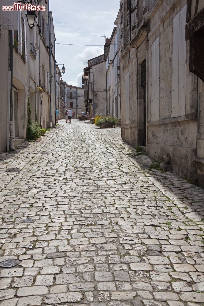 Immagine Pavimentazione lastricata in una viuzza del centro storico di Cognac, Nuova Aquitania (Francia).