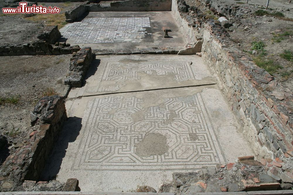 Immagine Pavimento a mosaico presso gli scavi archeologici di Sybaris in Calabria - © Peter Stewart - CC BY-SA 2.0, Wikipedia