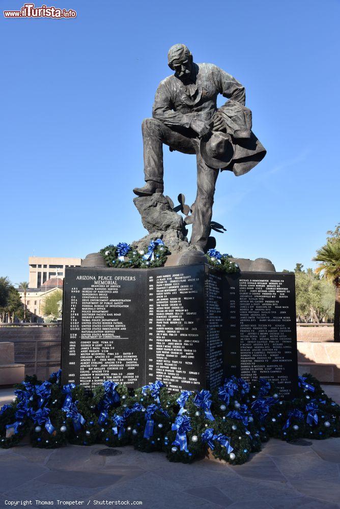 Immagine Peace Officers Memorial in Wesley Bolin Plaza, Campidoglio di Phoenix, Arizona - © Thomas Trompeter / Shutterstock.com