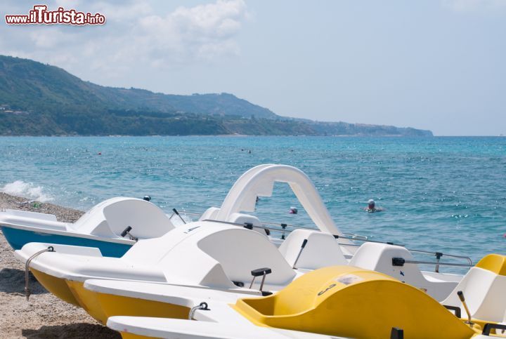 Immagine Pedalò in spiaggia lungo la costa di Zambrone in Calabria, nel versante tirrenico - © giovanni boscherino / Shutterstock.com