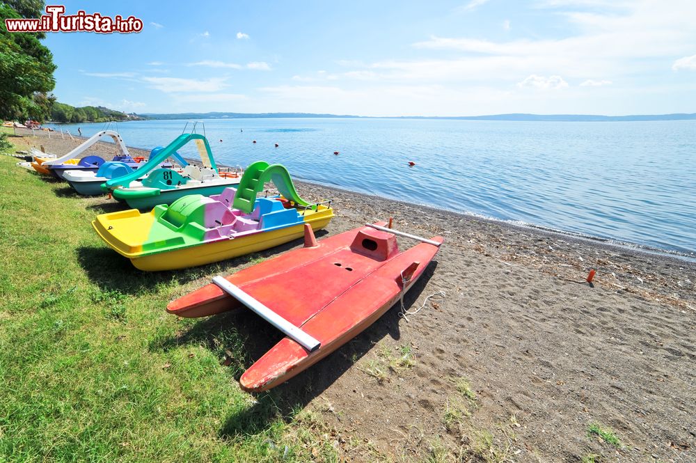 Immagine Pedalò ormeggiati sulla spiaggia di Trevignano Romano al lago di Bracciano, Lazio.