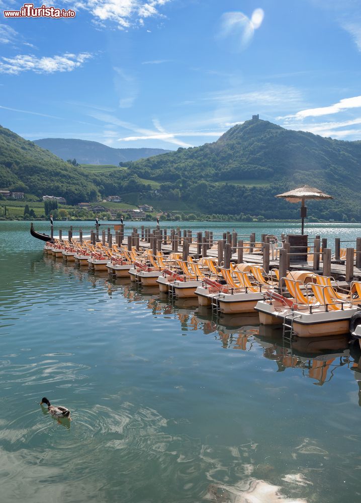Immagine Pedalò sul lago di Caldaro, Trentino Alto Adige. Un modo originale e divertente per andare alla scoperta delle bellezze e degli angoli più nascosti del Kalterer See.