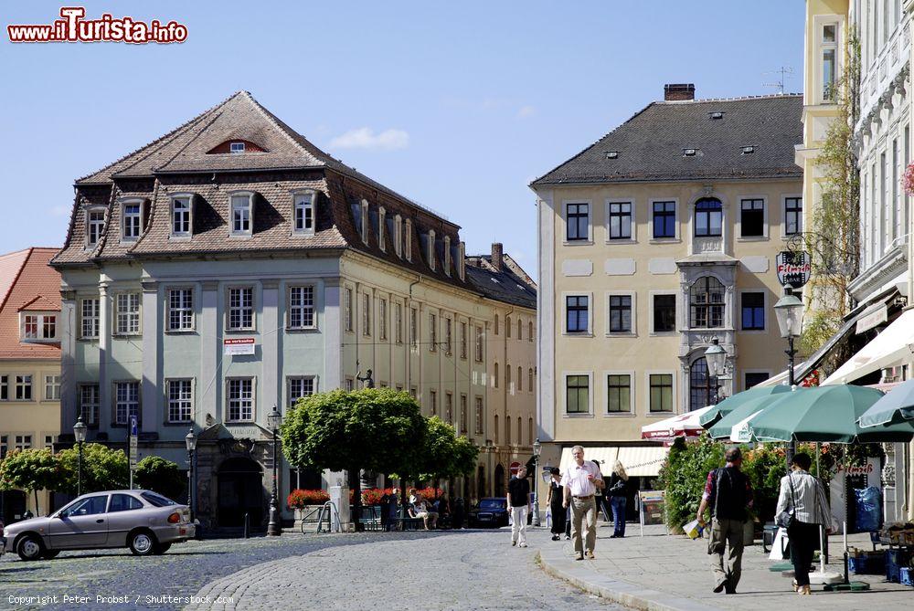 Immagine Pedoni nella piazza del mercato a Zittau, Sassonia, Germania. Situata lungo le antiche vie del commercio fra Boemia e Mare Baltico, questa cittadina era un tempo un importante centro di attività commerciali e produttive - © Peter Probst / Shutterstock.com