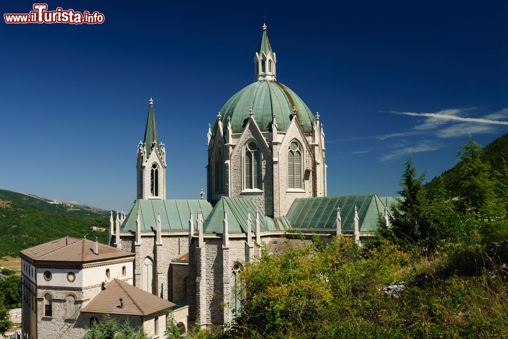 Immagine Pellegrinaggi in Molise, il Santuario di Maria Santissima Addolorata, elevato al rango di Basilica Minore a Castelpetroso.