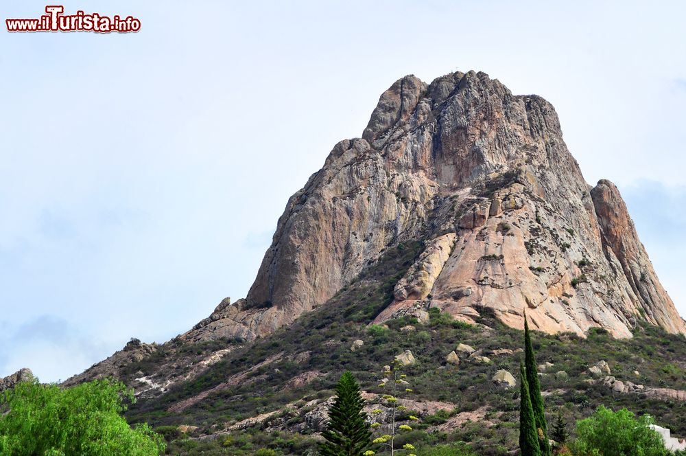 Immagine Pena de Bernal, il grande monolite di roccia nei pressi di Bernal, stato del Queretaro (Messico).