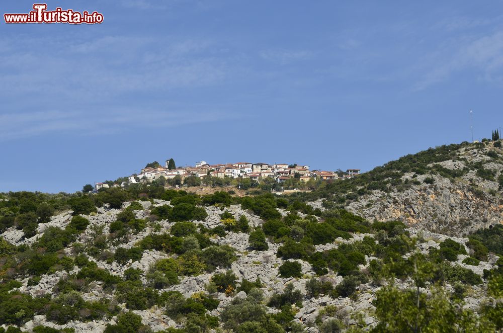 Immagine Penisola di Pilion, Tessaglia, con il villaggio montuoso di Trikeri sullo sfondo (Grecia).