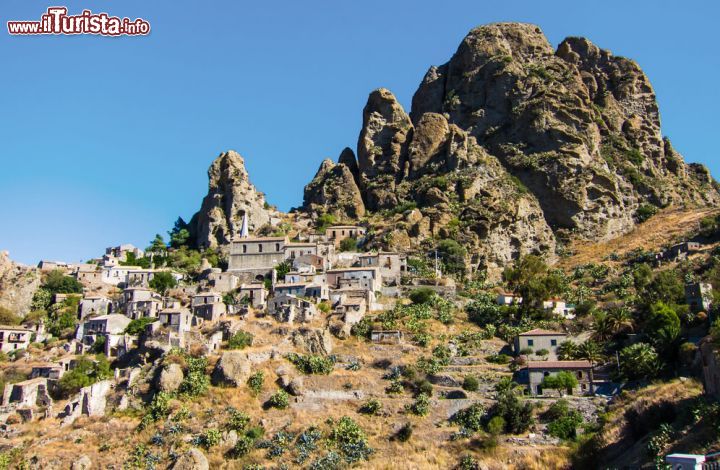 Immagine Pentedattilo, il borgo della Calabria, per anni considerato una città fantasma oggi vede il ritorno di alcuni abitanti e attività commerciali - © QArts / Shutterstock.com