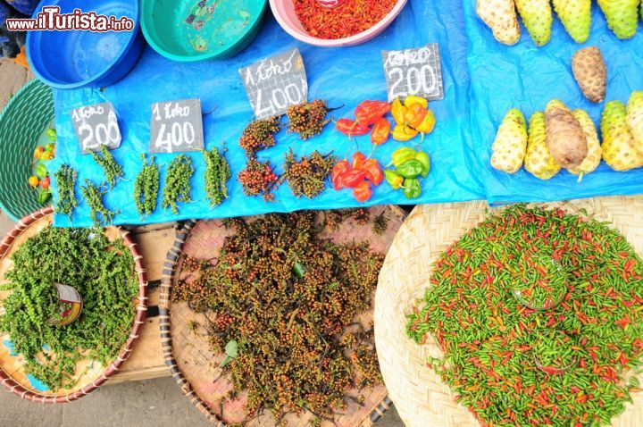 Immagine Peperonicini e altri frutti su un banco del mercato degli agricoltori nella capitale Antananarivo (Madagascar) - foto © ronemmons / Shutterstock.com