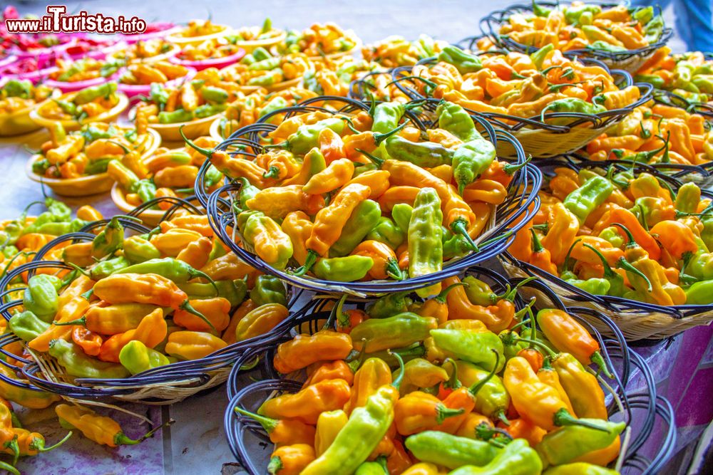 Immagine Peperoni colorati nel mercato centrale di Paramaribo, Suriname.