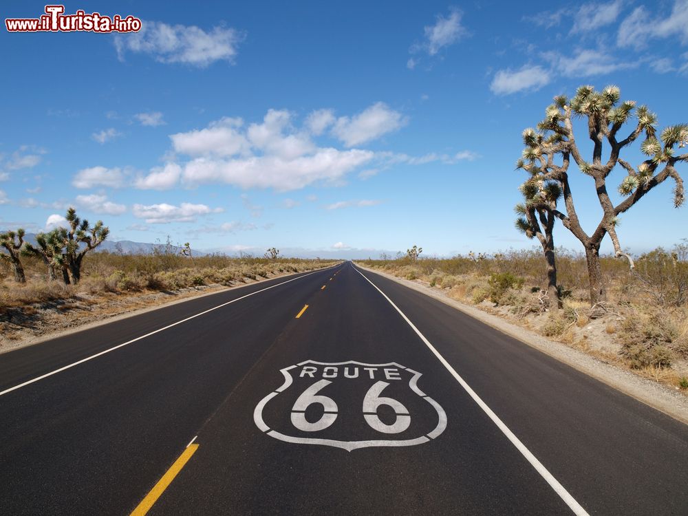 Immagine Percorrendo la Route 66 lungo il Mojave desert nei pressi di Victorville
