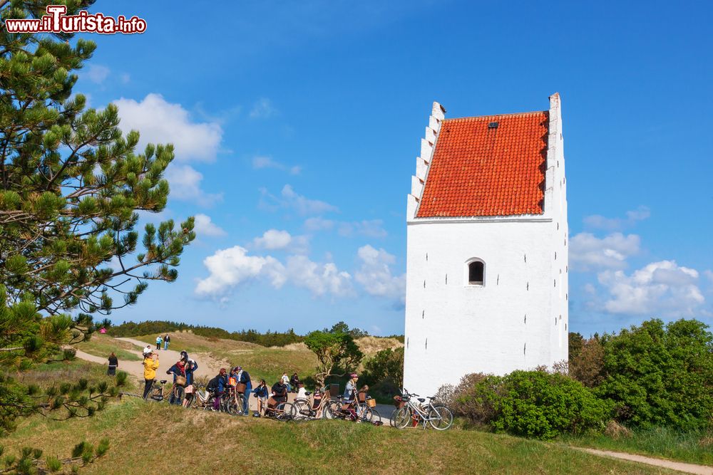 Immagine Percorso in bicicletta verso la chiesa sepolta dalla sabbia a Skagen, Danimarca.