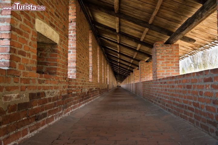 Immagine Il percorso delle mura nel complesso del Cremlino di Nizhny Novgorod, in Russia. Per i turisti, nei mesi estivi, è possibile visitare le mura e le suggestive torri di difesa - foto © Elena Mirage / Shutterstock.com