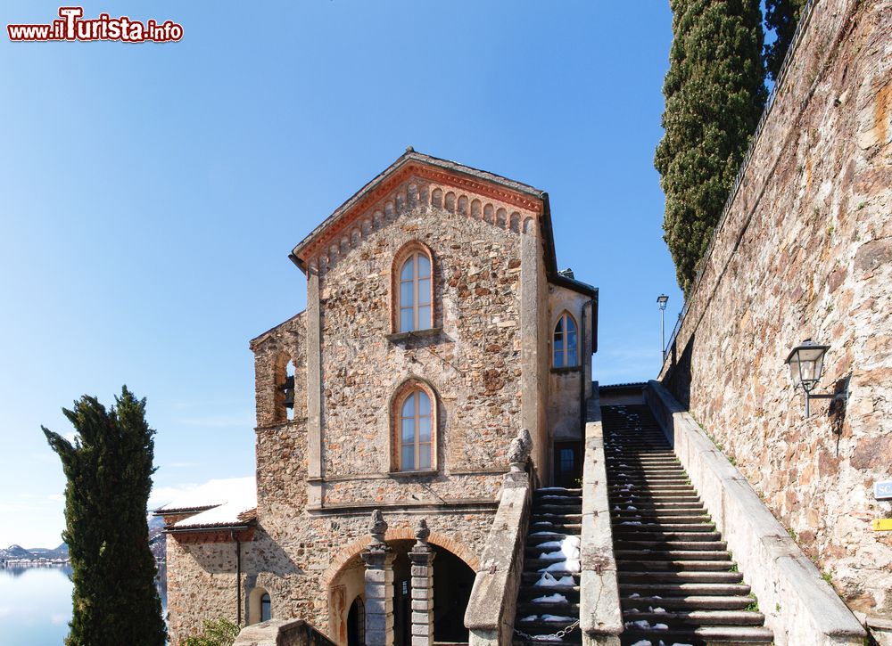 Immagine Il percorso pedonale che collega la chiesa con il centro del paese a Morcote, Canton Ticino (Svizzera).