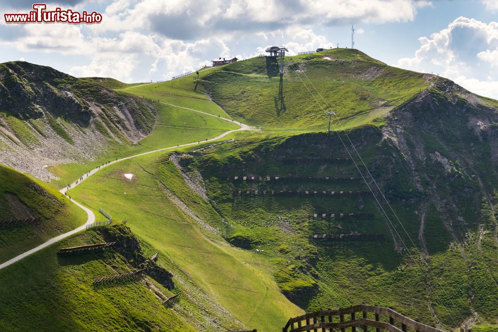 Immagine Percorso per bici verso la stazione della funivia di montagna Schattberg-West a Saalbach-Hinterglemm, Alpi (Austria).