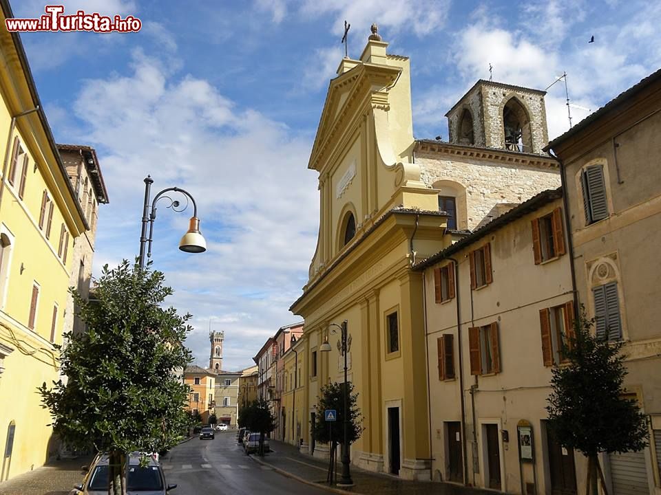 Immagine Pergola, il duomo in via Don Minzoni, Marche. Costruito nel 1285 dagli agostiniani, questo edificio religioso è dedicato a Agostino d'Ippona. Rinnovato in seguito in stile neoclassico, il duomo si presenta con il campanile romanico.