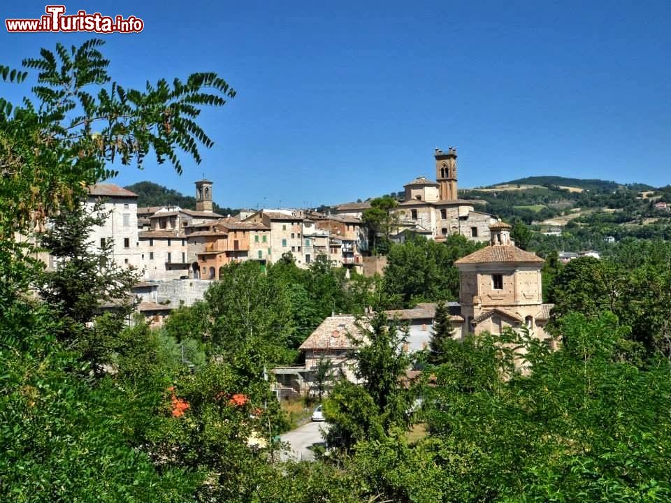 Immagine Pergola, panorama del centro storico (provincia di Pesaro e Urbino). La fondazione dell'attuale abitato risale alla prima metà del XIII° secolo.