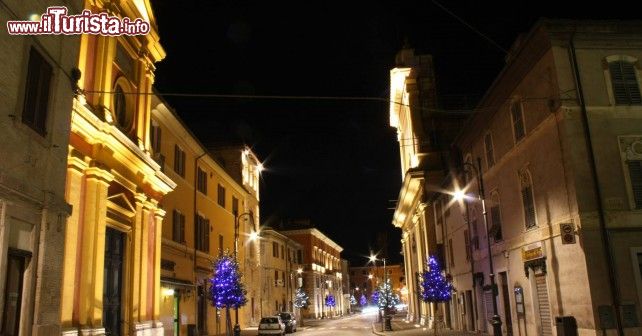 Immagine Pergola, via Don Minzoni (Pesaro e Urbino). Una delle vie del centro storico cittadino con gli alberi illuminati.