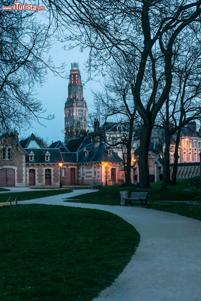 Immagine Una suggestiva immagine della Perret Tower al crepuscolo, Amiens, Francia. E' uno dei primi grattacieli d'Europa: rasa al suolo nel 1944 durante un bombardamento, venne poi ricostruita fra il 1948 e il 1954. A progettarla, con i suoi 30 piani e 110 metri, fu l'architetto Auguste Perret.