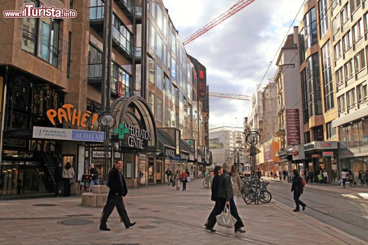 Immagine Persone a passeggio in rue du Marché a Ginevra, Svizzera. E' da sempre la più frequentata via della città perchè ospita negozi e locali - © InnaFelker / Shutterstock.com