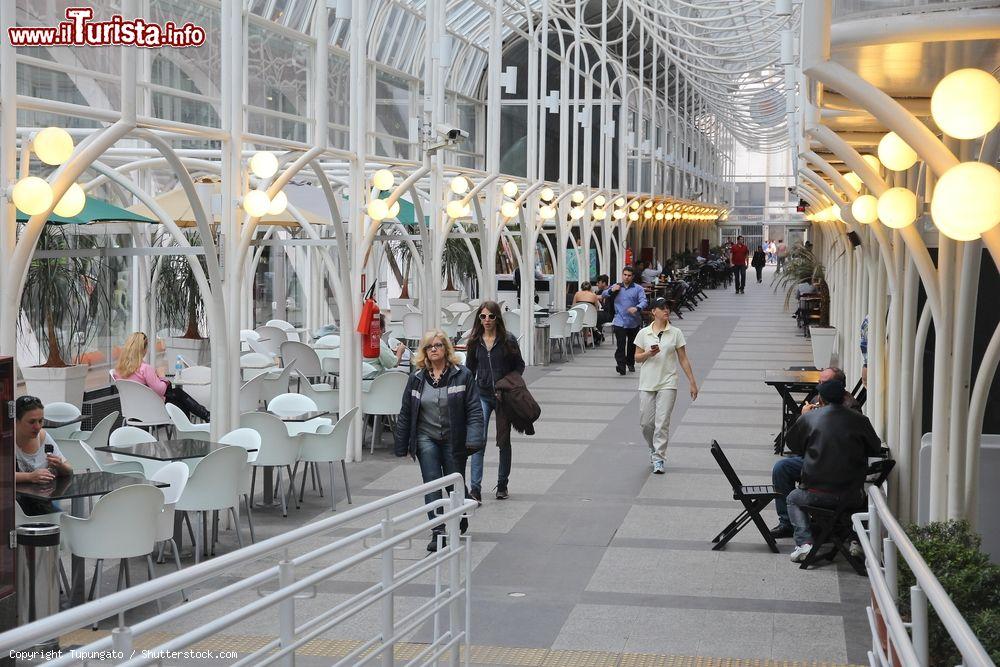 Immagine Persone a spasso per la 24 Hours Street a Curitiba, Brasile. Questa via dello shopping cittadino al coperto rappresenta il cuore di Curitiba - © Tupungato / Shutterstock.com