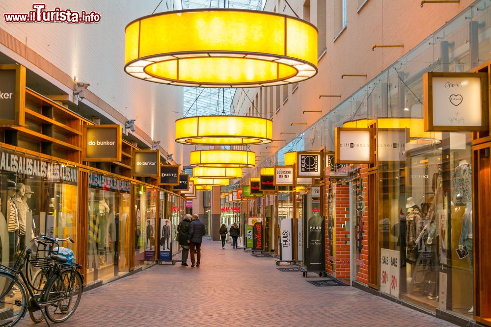 Immagine Persone all'area shopping Gooische Brink nella città di Hilversum, Olanda. E' una delle mete frequentate sia dagli abitanti che dai turisti - © TasfotoNL / Shutterstock.com