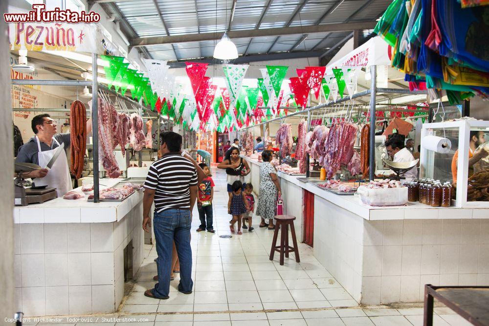 Immagine Persone in una grande macelleria di Chetumal, Messico - © Aleksandar Todorovic / Shutterstock.com