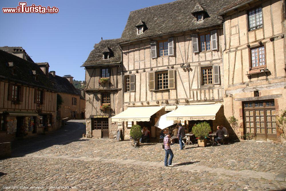 Immagine Persone pranzano nel piccolo dehors di un ristorante a Conques, Francia - © steve estvanik / Shutterstock.com