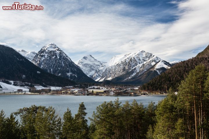 Immagine Inverno a Pertisau, Austria - La città affacciata sul lago Achensee è servita da un comprensorio sciistico ed è meta di vacanze sulla neve. L'offerta turistica è davvero ampia e la stessa natura del lago offre un'ampia gamma di attività adatte ad ogni gusto ed esigenza © Maxim Mayorov / Shutterstock.com