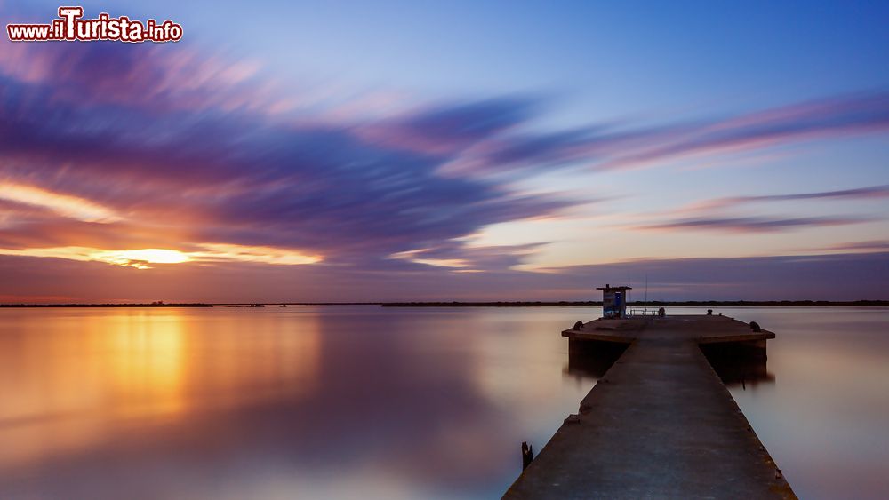 Immagine Pesca mattutina a Vila Franca de Xira, Portogallo, con i suggestivi colori dell'alba.