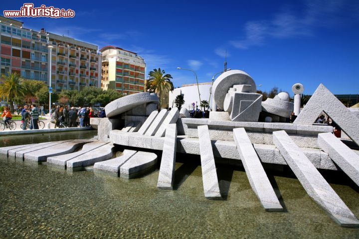 Immagine Particolare della Nave di Cascella a Pescara, Abruzzo. Questa scultura, inaugurata nel luglio 1987, rappresenta una barca a remi e rievoca la vocazione alla pesca dei cittadini - © onairda / Shutterstock.com