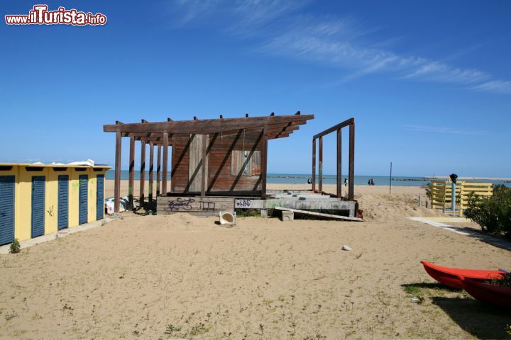 Immagine Spiaggia a Pescara, Abruzzo. Costa bassa e sabbiosa con spiagge che si estendono a sud e a nord del fiume Pescara caratterizzano il litorale di questo territtorio abruzzese - © onairda / Shutterstock.com